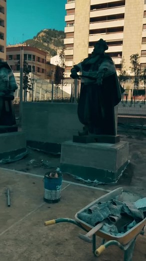 🚨Toni Francés ha dejado a Sant Jordi sin el protagonismo que se merece ⚠️ Peanas bajas, mala ubicación y una exposición a posibles actos vandálicos… Es vergonzoso como han colocado este gobierno una figura de nuestro patrimonio | Populares Alcoy