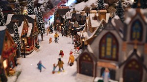 PRE-OPENING KERSTHUISJES🏠✨ De laatste hand wordt gelegd aan de grootste kerstshow van Europa! Speciaal voor de liefhebbers hebben wij alvast onze beneden verdieping geopend, zodat jij een uniek kijkje kunt nemen van de opbouw van de kersthuisjes! Hoe leuk is dat😍 Ben jij ook benieuwd hoe wij honderden miniaturen samenbrengen in één magische miniatuurwereld? Kom dan zeker bij ons langs! 7 oktober is de opening van Christmas world 2023 en gaat ook onze bovenverdieping met duizend verschillende k