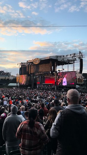 @Jelly Roll brought out @Alex Warren to sing their new song at Wrigley Field. #alexwarren #bloodline #jellyroll #bigassstadiumtour @Alex Warren Clips @alex