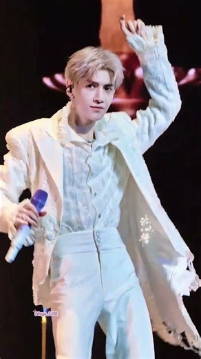 Luo Yunxi 💞 × Xi Jie Infinite Theatre Guangzhou Concert 🎤✨ #luoyunxi #罗云熙 #shorts