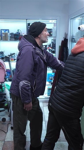 Wyniósł telewizor z domu. Materiały publikowane na tym kanale przedstawiają prawdziwe sytuacje i osoby, a także wykonywanie działalności lombardowej. Wszystkie osoby, których wizerunki są widoczne na materiałach wyraziły zgodę na ich rozpowszechnianie. Właścicielem praw autorskich do materiałów publikowanych na tym kanale jest PANOWIE SPÓŁKA Z OGRANICZONĄ ODPOWIEDZIALNOŚCIĄ (KRS 0001065801, NIP 2810103833, REGON 526767160). Kopiowanie, przetwarzanie, rozpowszechnianie tych materiałów w całości l