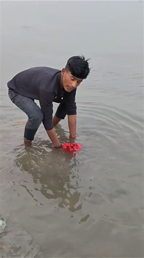 गंगा नदी के किनारे एक लाल कपड़े के अंदर इस लड़के को मिला ढेर सारा सोना चांदी #narora #shortvideos