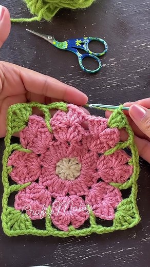 Tutorial: Granny Square Crochet con Flor - Proyectos Tejidos a Mano