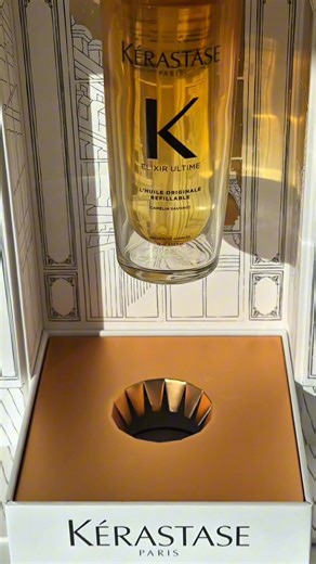 Découvrez le cadeau parfait pour les fêtes de fin d'année : Elixir Ultime L’Huile Originale dans notre coffret de Noël en édition limitée. Faites-vous plaisir ou gâtez vos proches avec notre huile unique au camélia – idéale pour sublimer tous les types de cheveux, et apporter une touche d'élégance où que vous soyez pendant les fêtes. #kérastase #unboxing #asmr #cadeau #haircare | Kérastase