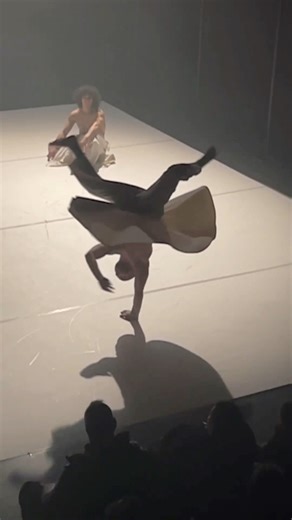 📍 Salle Ravel - Levallois 📆 Vendredi 1er mars à 20h30 : Dernières places disponibles pour CE QUE LE JOUR DOIT A LA NUIT, le spectacle de danse de la Compagnie Hervé Koubi ! 🎫 Billetterie [25€ / 20€ TR] : https://billetterie-ville-levallois.tickandlive.com/ #dancer @boy_d_bear | Hervé Koubi