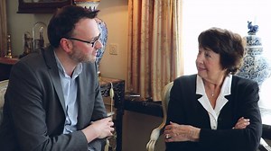 6.8K views · 16 reactions | Vandaag lanceert Radio 1 de podcastreeksen 'Iemand' en 'Mastertrack'! Maar hoe download je een podcast? Ward Bogaert, één van de makers van 'Iemand', bezocht Radio 2-coryfee Lutgart Simoens om het haar uit te leggen. | Radio 1 | Facebook