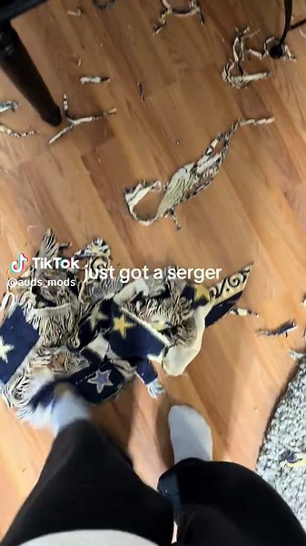 the mess adds to the aesthetic 💅✨ #sewingtiktok #sewing #sewingmachine #singersewingmachine #sewingtok