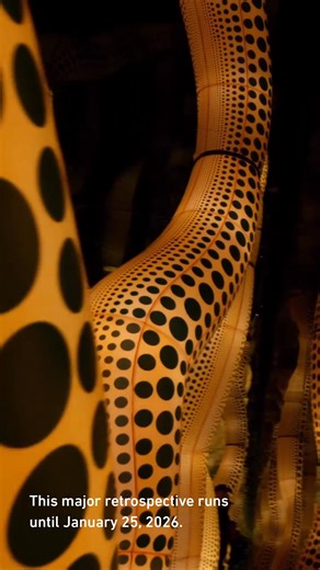 Entering the work of Yayoi Kusama means entering a spatial system built from repetition, reflection, and perception. At Fondation Beyeler, a major retrospective assembles paintings, sculptures, installations, fashion, and writing to trace the continuity of Kusama’s practice across decades. The exhibition presents her recurring visual language—dots, mirrored environments, and immersive fields—not as motifs, but as instruments for dissolving scale, body, and boundary. Alongside canonical works, th