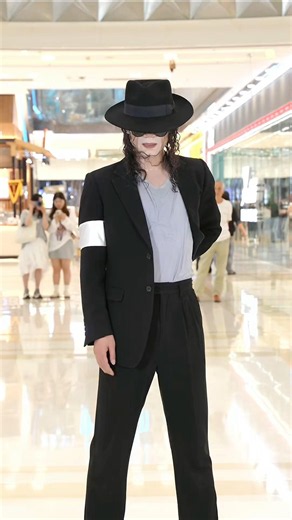 Wherever the beat, my heart is the drum.#caijun #michaeljacksoncaijun#michael #mj #dance #moonwalk
