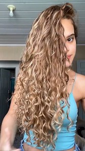 dɑni on Instagram: "Oi genteee! Já tinha tempo que umas pessoas me pediam pra mostrar a finalização do meu cabelo, então tá aí 💓. Não é nada elaborado, não foi nem planejado, era pra serem stories, mas acabou ficando demais e resolvi postar aqui. É isto. Espero que gostem 💓 Quero também agradecer ao incentivo de @marcella_meira e @beatrizliveiraa pra que eu postasse ♥️♥️♥️♥️ . . . . #cabelocacheado #cabelosaudavel #finalizacaodecachos #cachos #loirosperfeitos #crescecabelo #cachospe