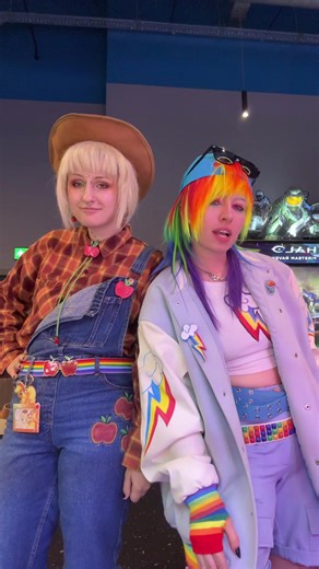 Alien Dancing with Applejack in MLP Cosplay