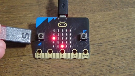 齋藤 毅 on Instagram: "マイクロビットの磁気センサーとゲームブロックで、磁石に反応するスプライト(LEDの玉)を作ってみた。 この仕組みを使って、何か面白いものは作れないかな？ #microbit #gameblock #compass #makecode #高槻 #プログラミング教室"