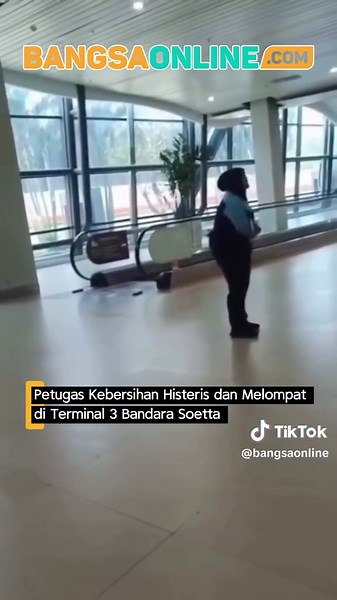 Sebuah video yang memperlihatkan aksi tak wajar seorang petugas kebersihan (cleaning service) wanita mendadak viral di media sosial. Peristiwa tersebut terjadi di kawasan Terminal 3 Bandara Internasional Soekarno-Hatta. Dalam rekaman yang beredar, petugas wanita tersebut mendadak histeris di tengah area bandara. Ia tampak meraung-raung serta bergerak melompat-lompat menyerupai pocong, yang diduga akibat mengalami kesurupan. Aksi mendadak tersebut sempat mengejutkan para penumpang dan pengguna ja