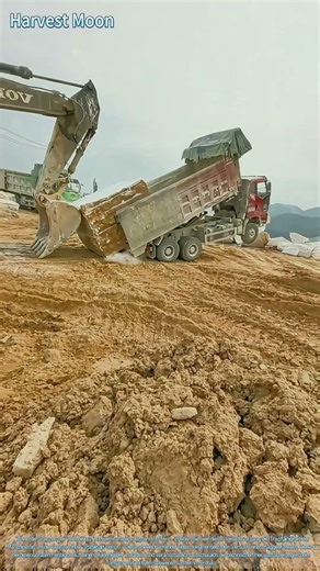 Live-Aufnahmen vom Verladen eines riesigen Felsblocks mit einem Bagger
