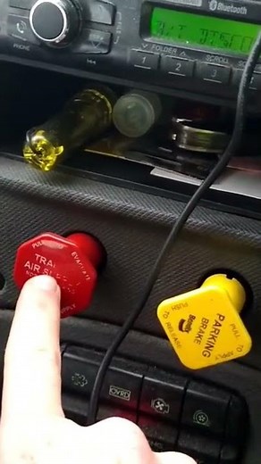 Why air valves hiss? #trucking #trucker #bendix