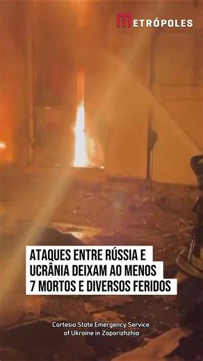 Ao menos sete pessoas morreram em ataques trocados entre Rússia e Ucrânia neste sábado (26/9), em meio à intensificação da guerra aérea entre os dois países. As forças russas lançaram mísseis e drones de longo alcance contra diferentes regiões ucranianas. Segundo autoridades locais, quatro pessoas morreram e casas foram destruídas. Em resposta, Kiev lançou drones contra alvos em território russo, deixando três mortos. Na Ucrânia, duas mulheres morreram soterradas após uma casa ser destruída em u