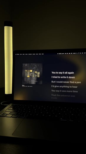 Día 71/365 Saturn - Sleeping At Last Desde hace tiempo el cielo se volvió una forma de explicar lo que siento; mirar las estrellas siempre fue más fácil que explicar con palabras lo que pasa dentro del pecho A veces pienso en esas noches donde señalaba constelaciones como si fueran secretos; como si el universo tuviera respuestas para preguntas que nosotros nunca supimos hacer bien Me gustaba creer que el cielo también era una forma de compartir algo íntimo; mandar una foto de una estrella; habl