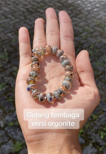 Cantik kan ? Tapi abang nak bagitau yang gelang ni bukan untuk semua orang. Sebab efeknya lebih kuat. Gabungan tembaga tensor ring, orgonite dan batu 7 cakra, lebih advance dan lebih sesuai untuk orang yang peka dengan energy dan orang spritual Kalau untuk orang biasa mungkin agak berat. Macam wayar earphone yang kusut bila kita betulkan balik, mula-mula rasa ketat, lepas tu baru smooth ps/ macam biasa abang suka ingatkan, selain pakai untuk daily ini juga sebagai iktihar untuk kesihatan. Semua 