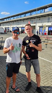 Neuzugang @kevin.kasper91 auf seiner Suzuki GSX-R 750 holt sich in seiner ersten Saison den Titel in der GMM 750!🏍️💨 Nach einem eher defensiven Start in Most hat er so richtig gezündet und eine starke Siegesserie hingelegt. 🏆 In Oschersleben wurde es zwar etwas schwieriger – aber wie er selbst seine Saison erlebt hat, erzählt er dir im Interview. 🎙️ #GermanMotoMasters #GMM750 #KevinKasper #SuzukiGSXR750 #RacingLife #Motorsport | German Moto Masters