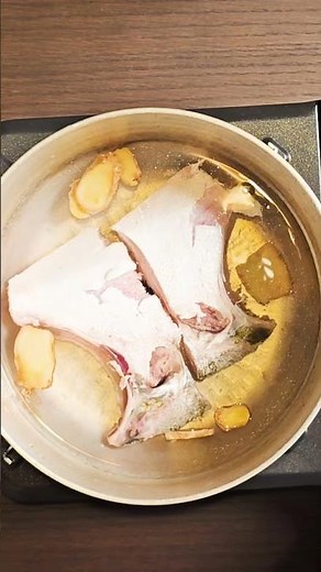 寿司職人が作る！【ぶりかまの煮付け】本編では、レシピ詳細やぶりかまの下処理の仕方など詳しく紹介しています🌟
