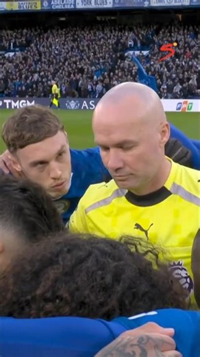 Chelsea are trying to go for a 12-man huddle 🤣