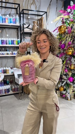 La Lau Conceptstore on Instagram: "Goedemorgen!!🤍 Onze favorite items de wijnkoelers zijn weer in de meeste kleuren aangevuld!🫶🏻 Houd op een originele en stijlvolle manier je drankjes op temperatuur, van fris, wijn, champagne en nog veel meer!🪩 Deze zijn te shoppen op de webshop!📱 Morgen komt Dorenda graveren en daarvoor hebben we genoeg mooie items in de winkel, dit is excl. in de winkel😊 We helpen jullie graag met heerlijke geuren, prachtige sieraden, mooie outfits en nog veel meer! Kom 