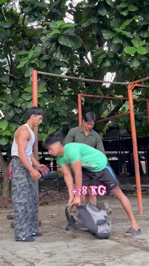 Prank temen di taman @ARAMUSHA hanma #fyp #prank #gym #gymtok #pullup #muscleup #calisthenics #streetworkout #reaction