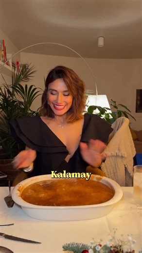 IERA GONZÁLEZ on Instagram: "🥥🍚Tres ingredientes. Cocemos el arroz con 2 latas de leche de coco y un poquito de agua. Queremos que quede muy sticky, así que hay que dejar que el líquido se vaya evaporando poco a poco hasta que el arroz esté cocido y pegajoso a la vez. Mientras tanto, en una sartén aparte mezclamos 2 latas de leche de coco, 300 g de azúcar moreno y una pizca de sal. Cocinamos a fuego medio, removiendo, hasta que la mezcla espese y tenga una textura cremosa. Cuando el arroz está