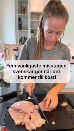 Detta är oroväckande 😨 1. För mycket socker: Svenskar äter i genomsnitt 15 kg godis per person och år! Vi äter ofta för mycket socker totalt sett, vilket ökar risken för övervikt och diabetes typ 2. 2. För lite frukt och grönt: Svenskar äter cirka 360 gram frukt och grönt per dag, medan rekommendationen är minst 500 gram. Detta ökar risken för hjärt-kärlsjukdomar och andra kroniska sjukdomar. 3. För lite fisk: Rekommendationen är att äta fisk 2-3 gånger i veckan, men många når bara en portion. 