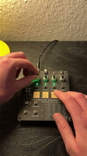 #synthesizer #alien #sounds #synth #noise #noisebox #musicproducer #maschinemasters #shorts