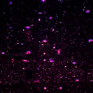 On view at “teamLab Borderless: MORI Building DIGITAL ART MUSEUM” Azabudai Hills, Tokyo Permanent https://borderless.teamlab.art/en/ ・ “Microcosmoses: Wobbling Light and Environmental Light” Countless lights continue to move through an infinite space with an unknown depth. The artwork explores the question, “Can a universe be created by components that are spatially and temporally separate, but where different orders are formed and overlap as a whole?” Inside the sphere, Wobbling Light like a lu