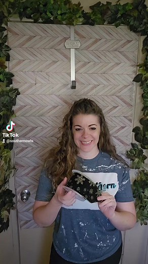 This Winter Glam wreath is now available in my shop #winter #glam #wreathmaker #wreaths #decor #newyears #crafter | Southern Owls