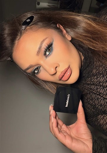 Testing out the new @Huda Beauty Easy Bake Pressed powder in shade Banana Bread And the results = Filter like blurred skin in real life 🤩 #hudabeauty #easybakepressedpowder #makeuptutorial #hudabeautyeasybakepowder