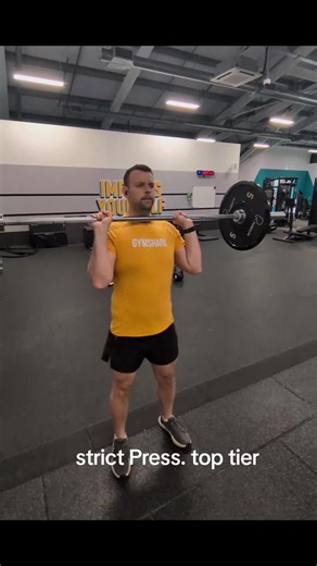 these strict Press are top tier and kill me each time. praying they will soon give me the shoulders I want. #bodytransformationjourney #gym #fitness #gymbro