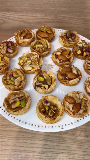 Les mignardises nid d’amande tunisien 1/ Dans un bol, mélanger 150 g d’amandes effilées avec 180 g de sucre florentin jusqu’à homogénéisation. (Le sucre florentin ne peut être remplacé par aucune autre variété de sucre.) 2/ Remplir le moule généreusement afin d’obtenir un tas de mélange. Veiller à bien tasser le mélange dans le moule. 3/ Enfourner dans un four préchauffé à 160 °C jusqu’à obtenir une coloration dorée. 4/ À la sortie du four, presser directement et légèrement le mélange avec un ta