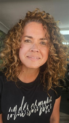 🌀 The biggest mistake I ever made was cutting curly hair wet. ✂️ I used to do every single haircut on wet hair because that’s what I was taught. 👀 But I couldn’t see the true curl pattern, the shape, or how the hair actually sits. 💡 Now? I only cut curls dry — because that’s how the client wears it. ✨ Dry cutting lets me shape the hair exactly how it lives, moves, and curls. 🔥 This changed everything for my results — and for my clients' confidence. 💬 If you’ve only ever had your curls cut w