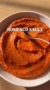 🌞 Romesco sauce - Smagen af Spanien🇪🇸 Romesco sauce er essensen af middelhavskøkkenet – fyldig, cremet og spækket med ristede mandler, bagte peberfrugter og tomater🍅 og et strejf af røg🔥 Perfekt til grillede rejer, saftigt kød eller bare som dip til et friskbagt brød, grøntsager eller andet🇪🇸 Drøm dig væk til de solbeskinnede spanske kyster og tag en bid af Spanien – lav din egen romesco sauce🔥 Gem og prøv den selv – det vil du ikke fortryde😍🇪🇸 #RomescoSauce #SpanishFlavors #Mediterra