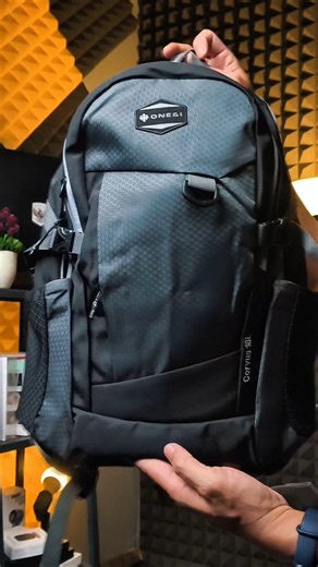 Cari Tas Laptop yang awet dan stylish? 🔥 ONE & I Corvus 18L hadir dengan kompartemen laptop
