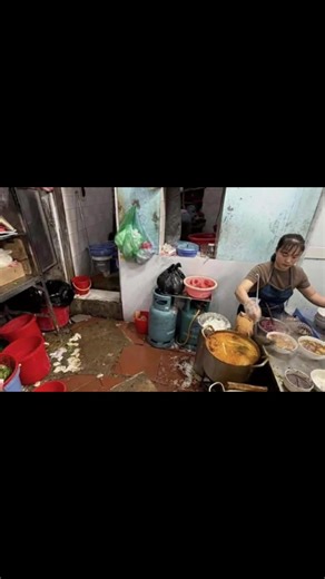 Đóng cửa quán bún riêu Hà Nội bị khách Trung Quốc chê 'kém vệ sinh' Quán bún riêu trên phố Hàng Lược bị đình chỉ hoạt động sau khi thực khách Trung Quốc phản ánh tình trạng