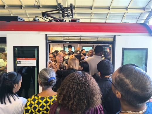 “Voy tarde”: usuarios reaccionan ante falla del Metro