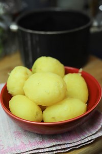 Dica - Como cozer e descascar  batatas inteiras com pele - Clara de Sousa