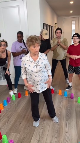 Grandma’s epic dance moves – the splits steal the spotlight