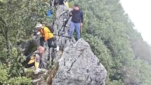 爬这样的山还看手机，不知道怎么想的？