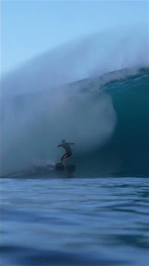 Noah Beschen INSANE SET WAVE at Teahupo'o