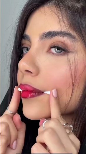 How to apply lip pencil and lip gloss for for plum your lips #eyeshadowpallete #highlighter #yt