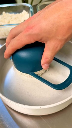 This is the most bookmarked recipe on my Recipe Portal 🙌 Sesame ground chicken with green beans 🤤 Comment ‘recipe’ and I’ll send you a link to the full recipe 🙏 You’ll also be able to find 150 flavour-packed recipes, weekly meal-prep ideas, smart shopping lists, meal plans and an AI cooking assistant - all in one powerful app🔥 Macros per serve: 40g protein 15g fat 57g carbs 522 calories per serve 💪 Ingredients for 3 servings: 500g Chicken Mince 1 Tsp Chinese 5 Spice 2 Cloves of Garlic 1/2 R