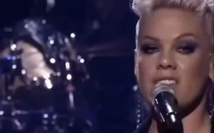 自己选择的路，无论再难也要坚持走下去；生活就算再糟，也不能阻挡你越来越好！ 欧美 励志英文歌曲搜 《try》,每次听都让人热血沸腾。#欧美经典音乐 #英文神曲