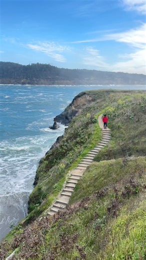 Discover California | Nature & Travel on Instagram: "The Mendocino Headlands State Park is pure magic! 😍 I got to hike it for the first time during our stay with @littleriverinn, and I can’t wait to go back! With dramatic ocean views, sculpted sea arches, and hidden sea caves, it’s a must-visit. 🥾 Hike Details: Mendocino Headlands Trail - Length: 4.8 miles. - Type: Out and back. - Time: 1.5 hours. - Elevation: 134 ft. 🚗 Parking is free. 🐕 Dogs are allowed on leashes. I loved the nonstop ocea