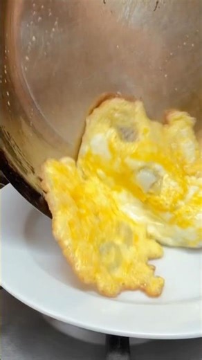 Eggs won’t stick to stainless steel pan with this pro chef hack