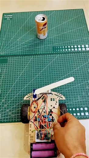 #diyelectronics 🚗 This Arduino Robot Removes Obstacles Automatically! 🤖 #arduino #arduinoproject